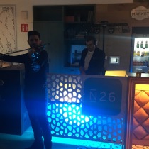 DJ en una fiesta privada con violinista en directo en un bar de Barcelona