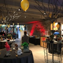 Espacio interior elegante preparado para evento corporativo con ambientación musical profesional