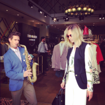 Evento exlusivo en una tienda de ropa con músico tocando el saxofón en directo
