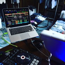 Equipo de DJ con ordenador y mesa de mezclas para ambientación musical profesional en evento privado