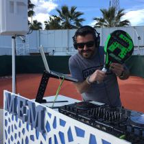 Evento exlusivo en una tienda de ropa con músico tocando el saxofón en directo