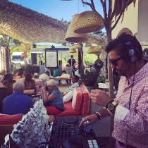 DJ ambientando una fiesta privada en la terraza de un restaurante en Madrid